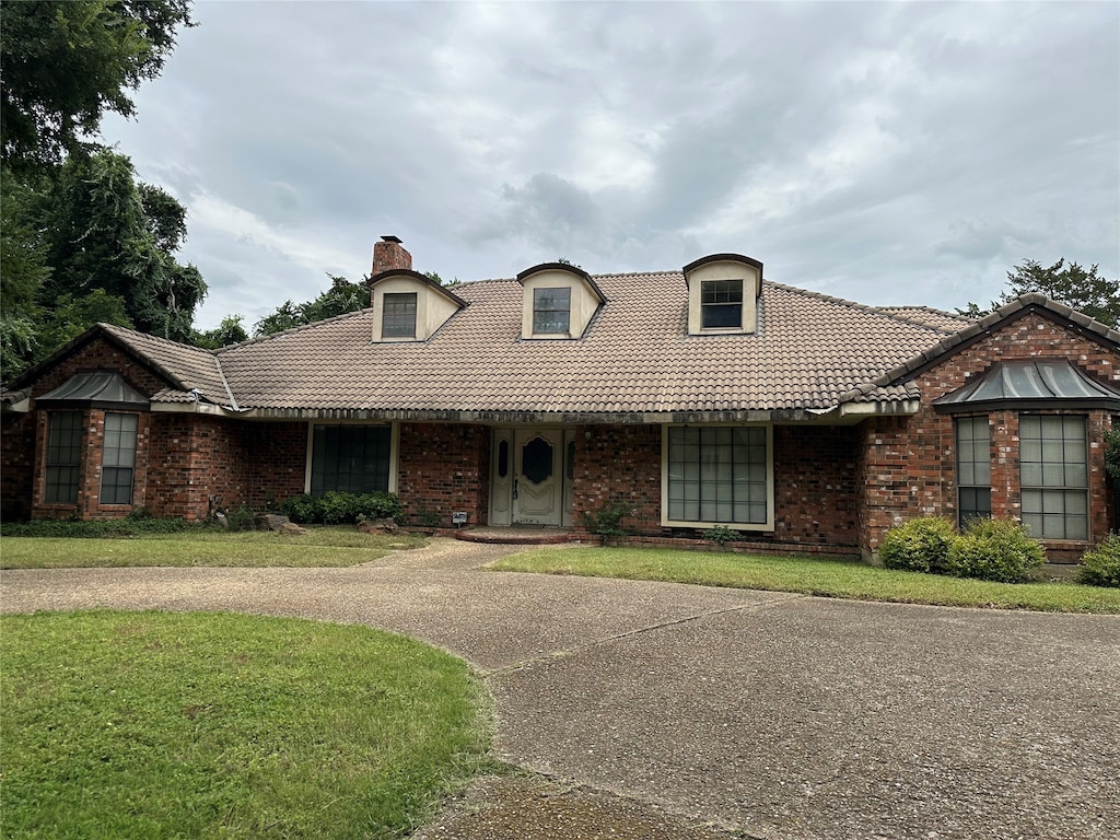 view of front of home with a front lawn