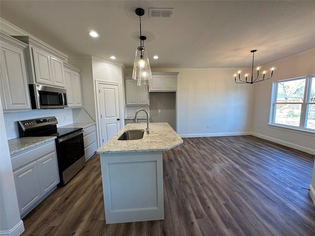 kitchen featuring stainless steel appliances, dark hardwood / wood-style floors, a kitchen island with sink, pendant lighting, and sink