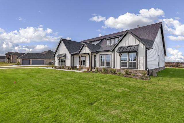 view of front facade featuring a front lawn