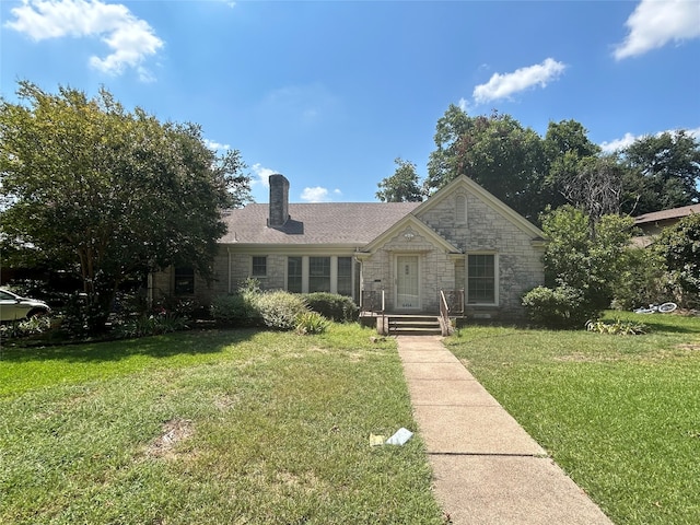 view of front of property featuring a front lawn