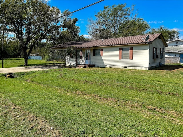 view of front of property featuring a front yard and cooling unit