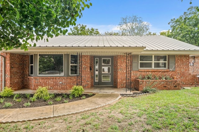 single story home with a front yard