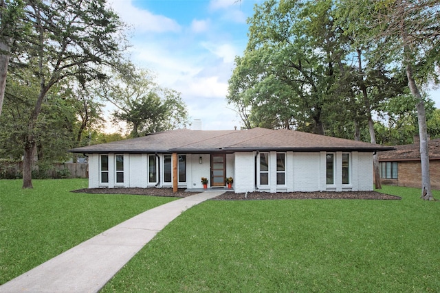 single story home featuring a front yard