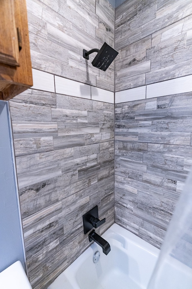 interior space with tiled shower / bath