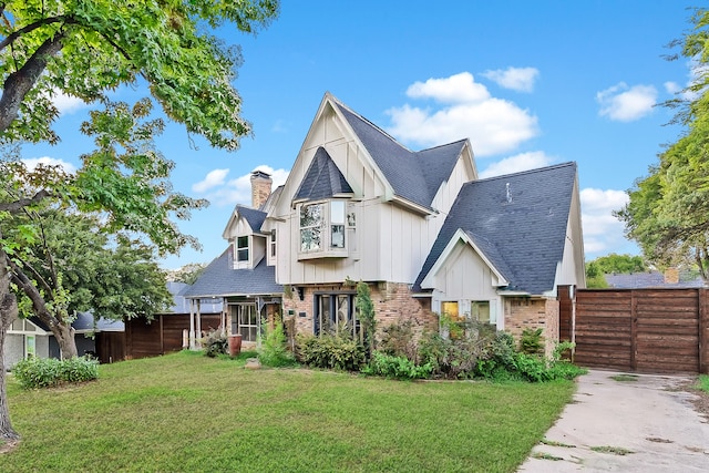 view of front of property featuring a front lawn