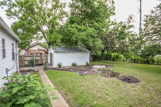 view of yard featuring a storage shed