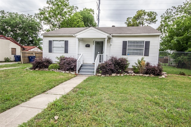 view of front of house featuring a front lawn