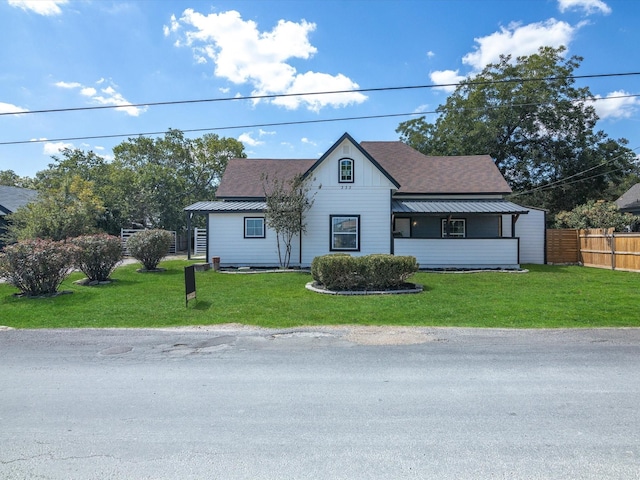 view of front of property featuring a front lawn