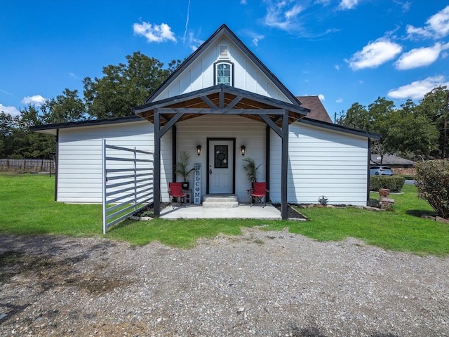 view of front facade with a front lawn