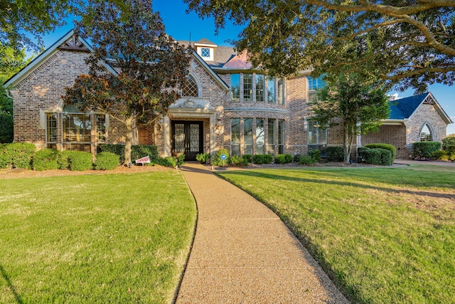 view of front of home featuring a front yard