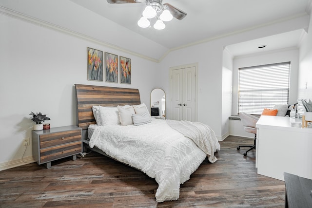 bedroom with ceiling fan, dark hardwood / wood-style flooring, a closet, lofted ceiling, and ornamental molding