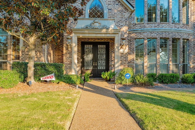 entrance to property featuring a yard