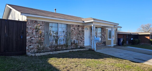 single story home with a front lawn