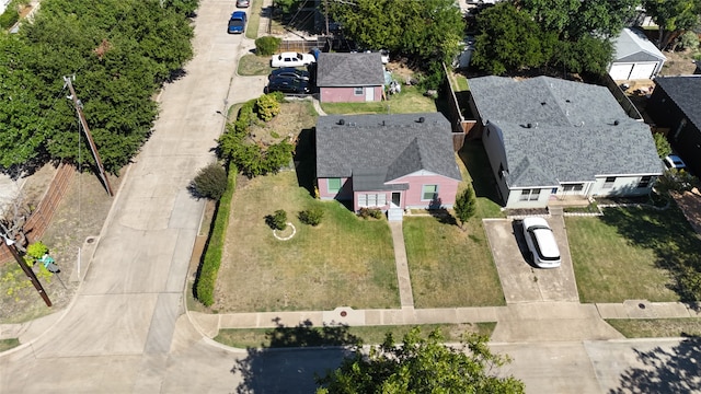 view of front of home with a front lawn