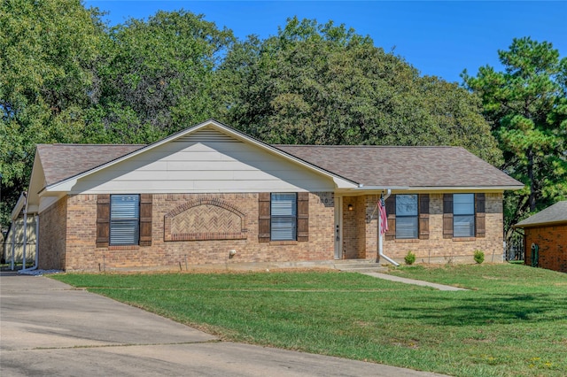 single story home with a front yard