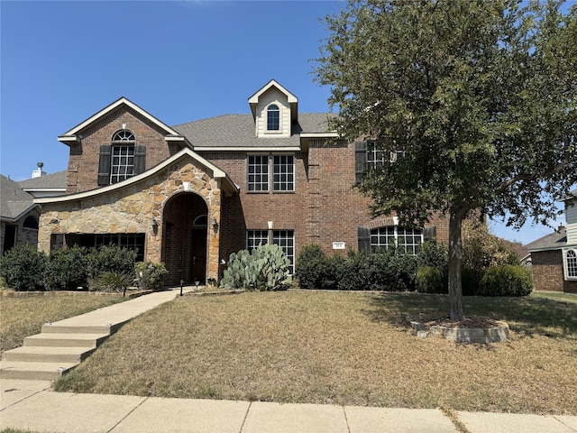 view of front facade featuring a front lawn