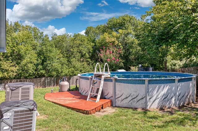 view of swimming pool with a yard