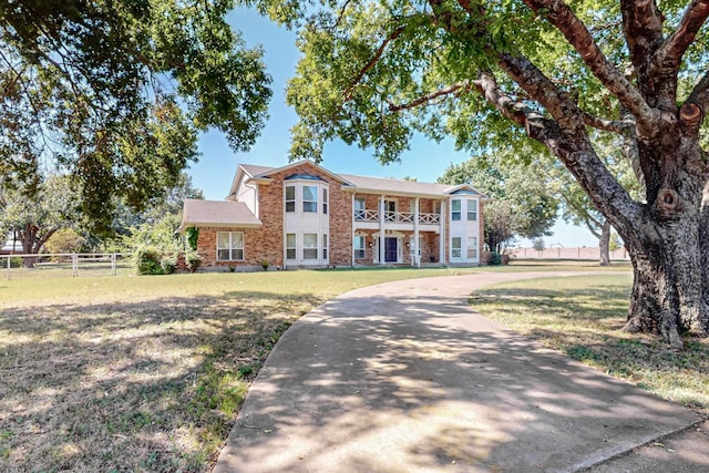 view of front facade featuring a front lawn