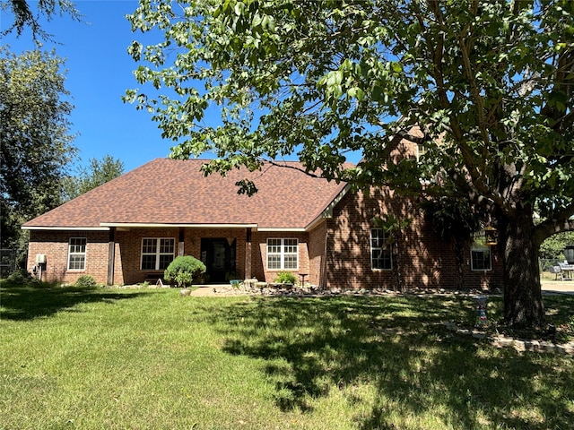 single story home with a front yard