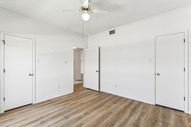 unfurnished bedroom with a textured ceiling, ceiling fan, and light hardwood / wood-style flooring