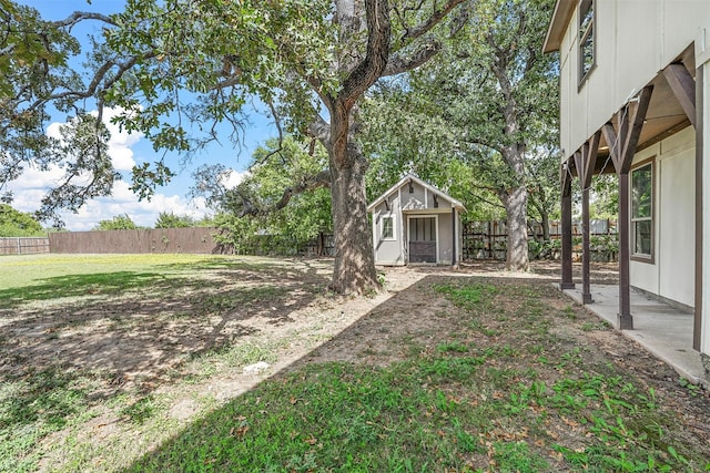 view of yard featuring an outbuilding