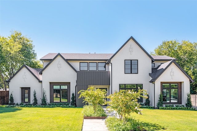 view of front of house featuring a front yard