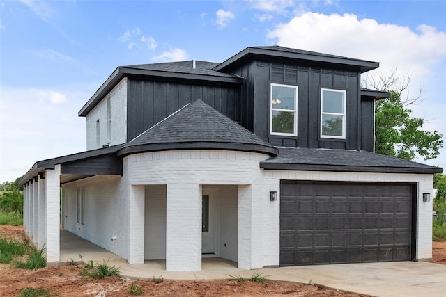 view of front facade with a garage