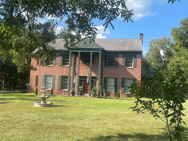 view of front facade with a front yard