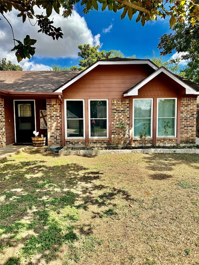 ranch-style house featuring a front yard