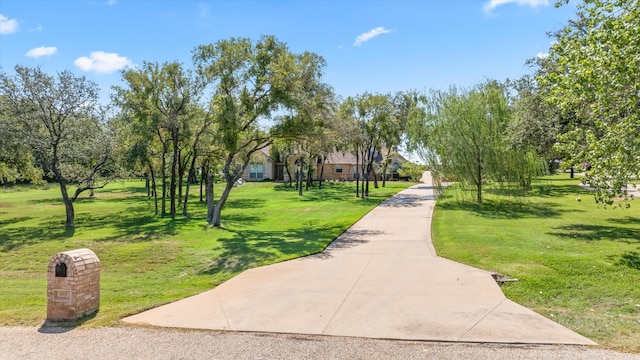 view of property's community featuring a lawn