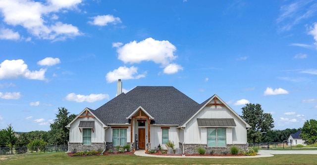 view of front of property featuring a front yard