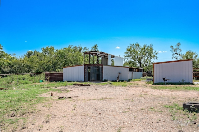 view of yard with an outdoor structure