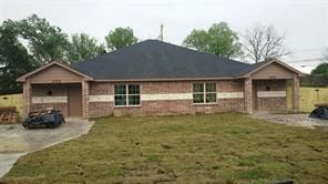 single story home featuring a front yard