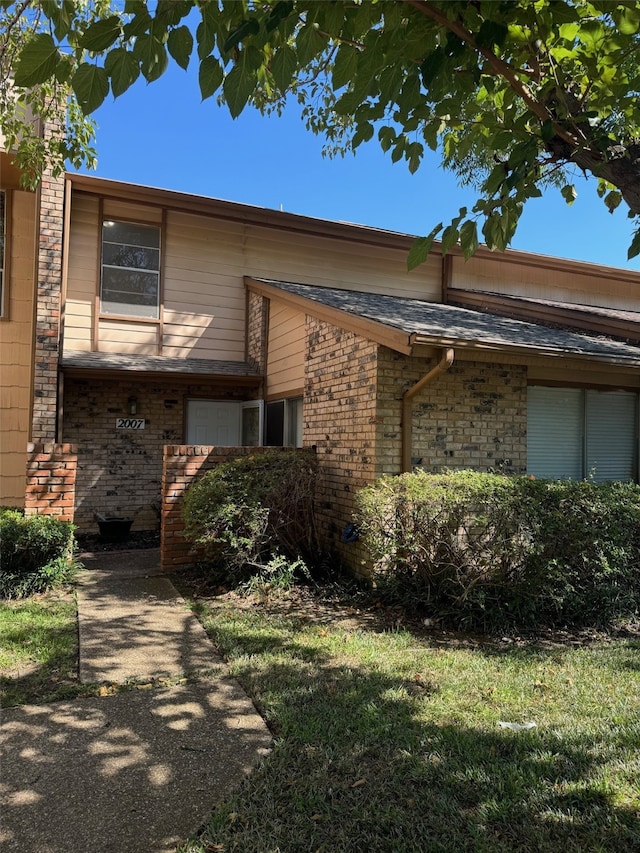 view of front of property featuring a front lawn