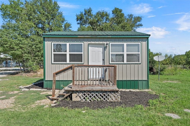 view of outdoor structure featuring a yard