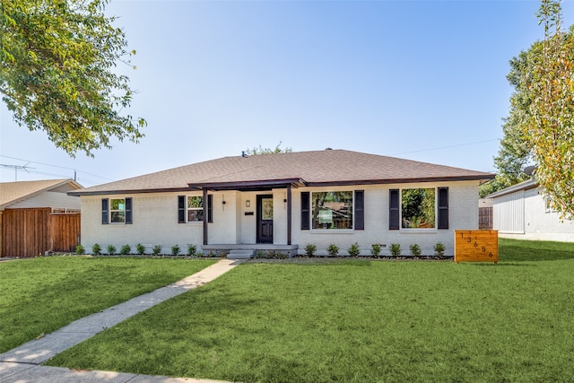 ranch-style house featuring a front yard