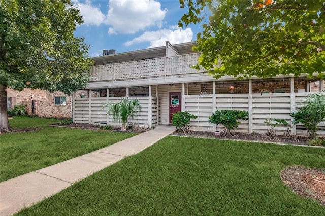 view of front of property featuring a front yard