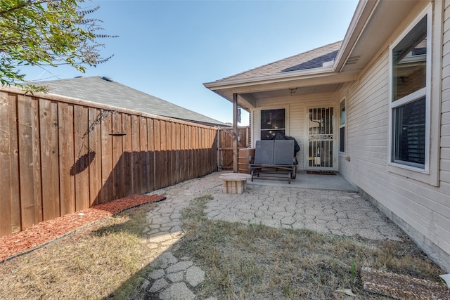 view of yard featuring a patio