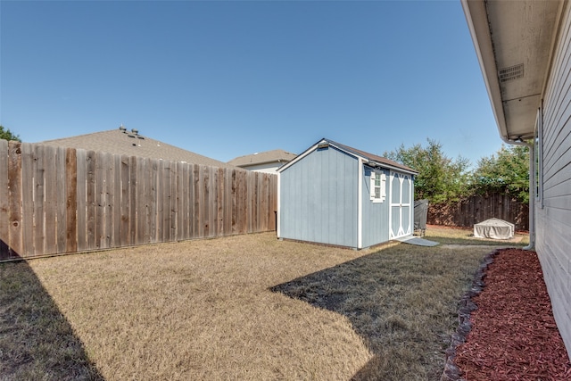 view of yard featuring a storage unit