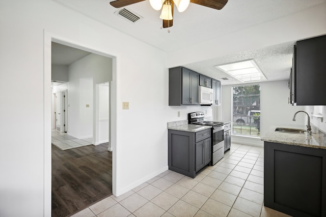 kitchen with light hardwood / wood-style floors, gray cabinets, ceiling fan, sink, and electric range