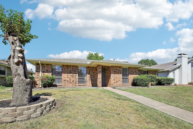 ranch-style home featuring a front lawn