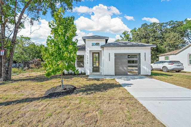 view of front facade with a garage and a front yard