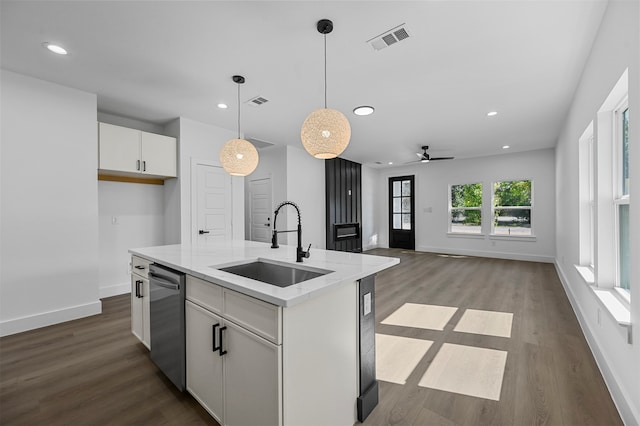 kitchen featuring ceiling fan, sink, light hardwood / wood-style flooring, a kitchen island with sink, and white cabinetry