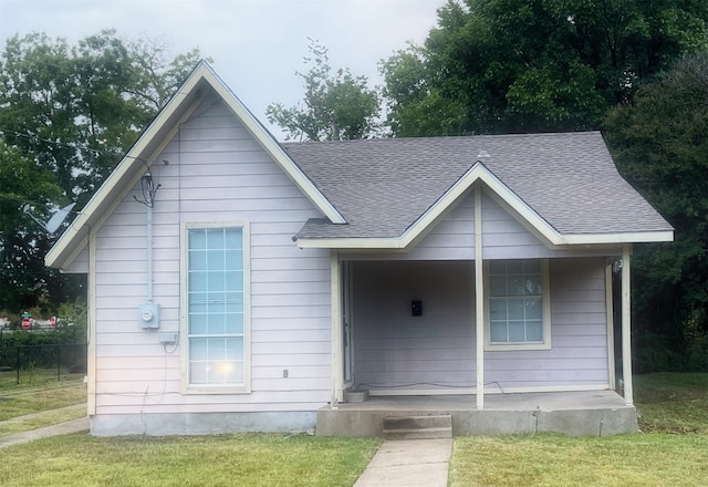 bungalow featuring a front yard