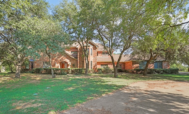 view of front facade featuring a front yard