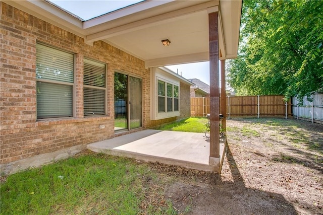 view of yard featuring a patio