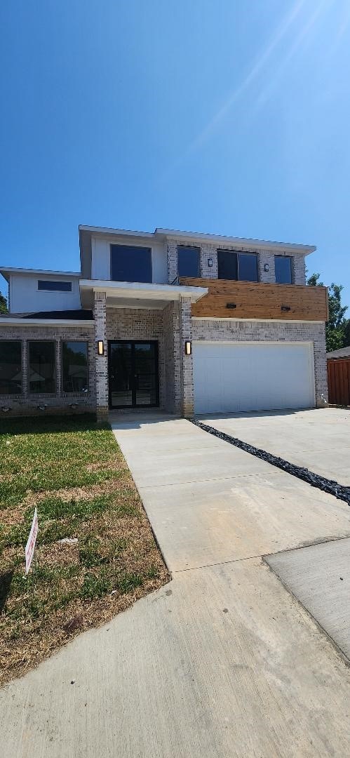 view of front facade featuring a front yard and a garage