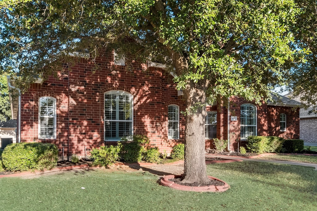 view of front facade with a front yard