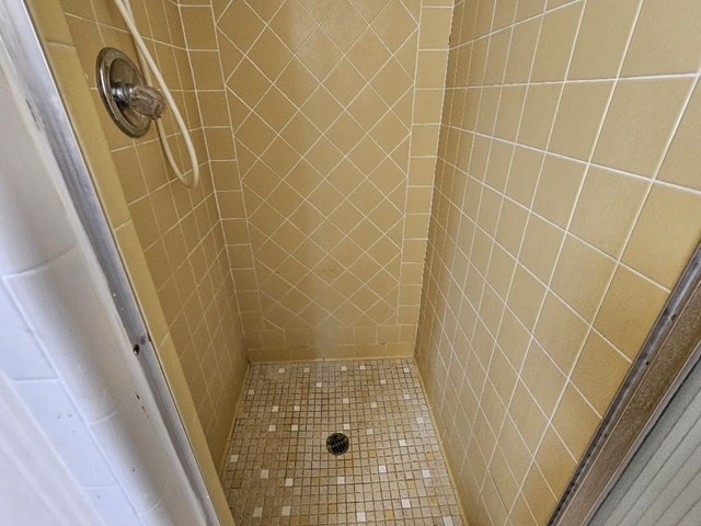 bathroom featuring a tile shower