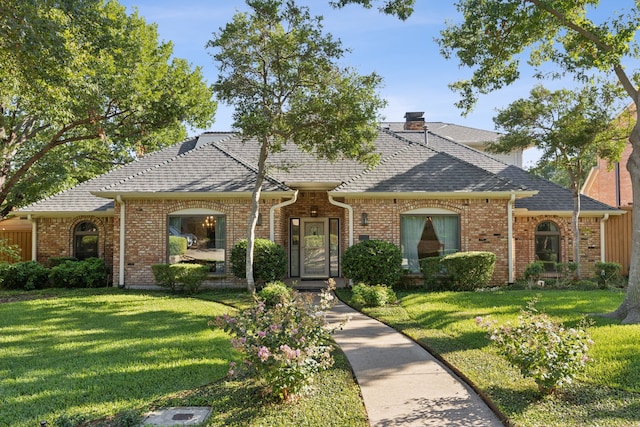 single story home with a front yard